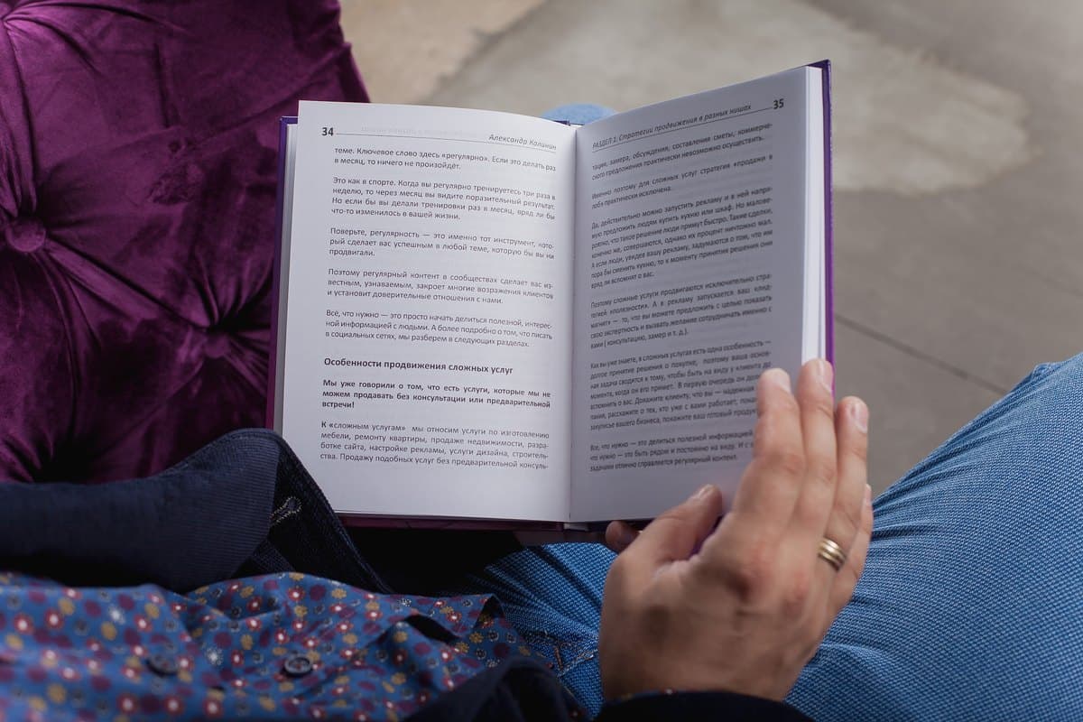Разворот книги «Поток клиентов из Facebook и Instagram»