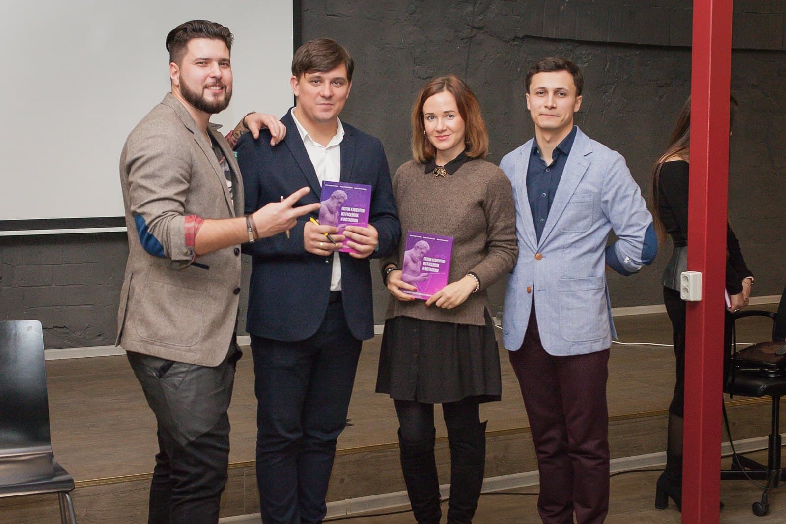 После мастер-класса: Александр Калинин подписывает книги участникам
